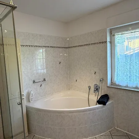 Ganzes Haus I 4 Schlafzimmer Fuer Bis Zu 12 Gaeste I Sauna & Garten I Naehe Messe